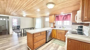 Microondas, horno, parrilla de estufa y lavavajillas