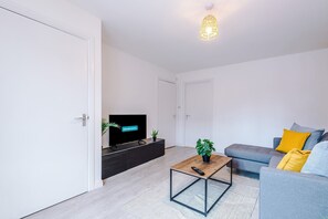 TV - Modern 3 bedroom home - driveway parking for two vehicles (Manchester)
