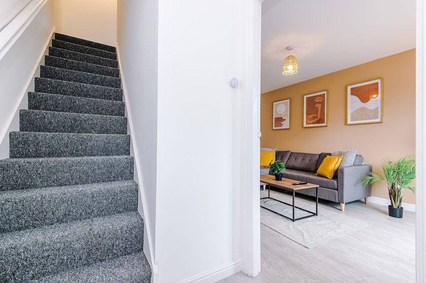 Modern 3 Bedroom Home - Driveway Parking For Two Vehicles - Manchester