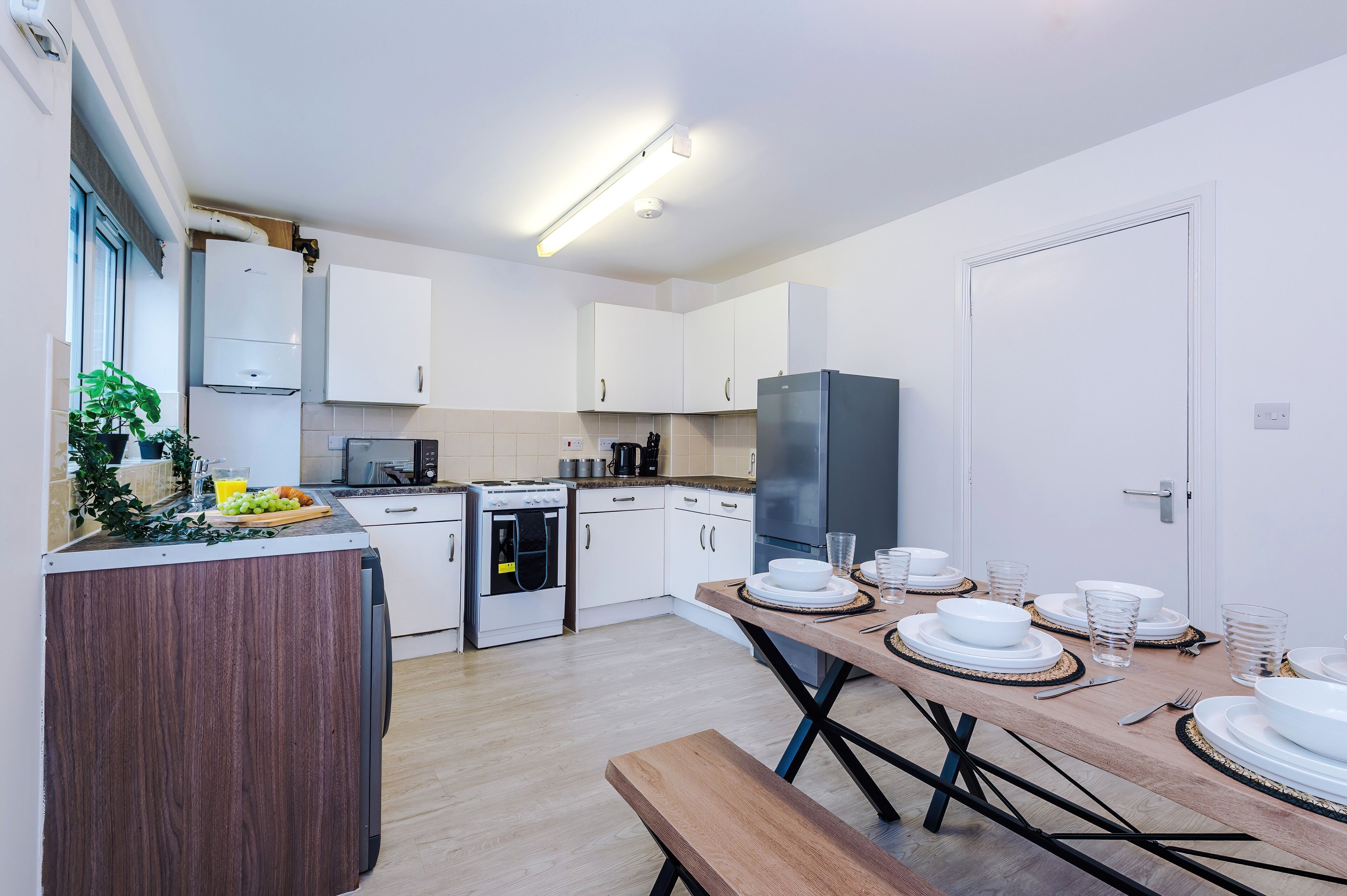 Kylskåp, mikrovågsugn, ugn och spishäll