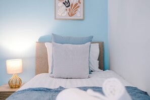 3 bedrooms, iron/ironing board, free WiFi, bed sheets - Modern 3 bedroom home - driveway parking for two vehicles (Manchester)