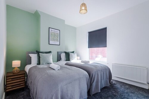Stylish 3 bedroom home - FREE parking & sleeps 8