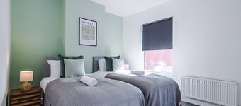 Stylish 3 bedroom home - FREE parking & sleeps 8