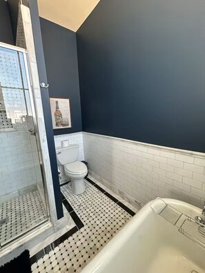 Haartrockner, Handtücher, Seife, Toilettenpapier