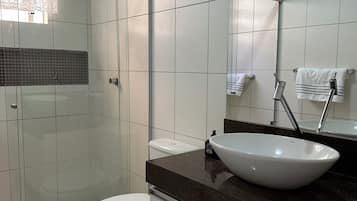 Hårtork, handdukar, tvål och toalettpapper