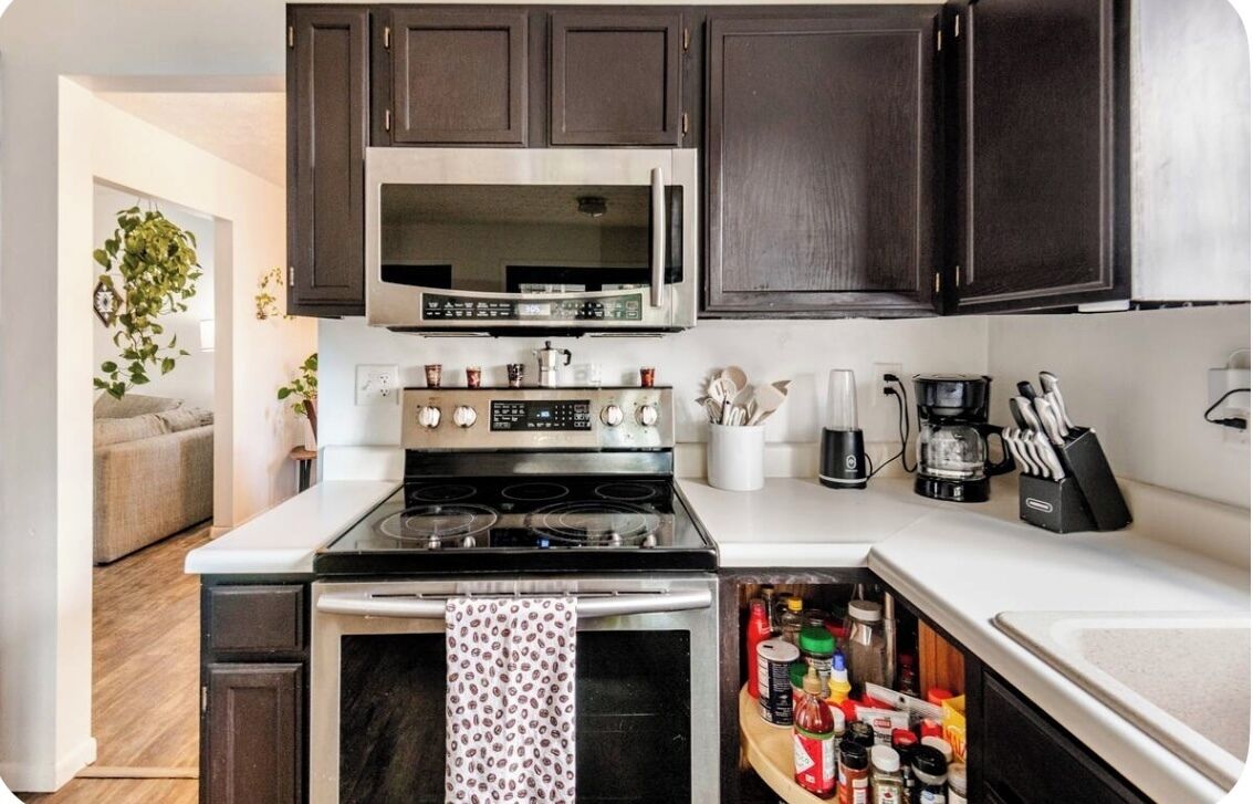 Jääkaappi, mikroaaltouuni, uuni, liesi