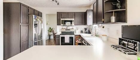 雪櫃、微波爐、焗爐、爐具