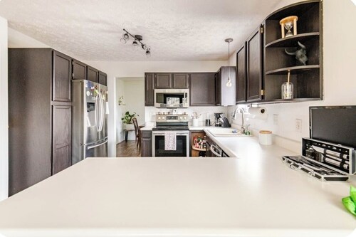 Welcome to your plant filled boho escape. 15 minutes from downtownColumbus.