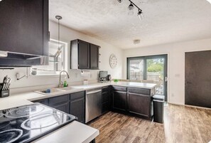 Geladeira, micro-ondas, fogão, cooktop