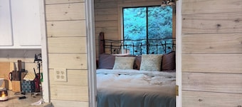 Remodeled Cabin Chic 2BR, Solar in Taos Canyon — unplug, unwind, and enjoy.
