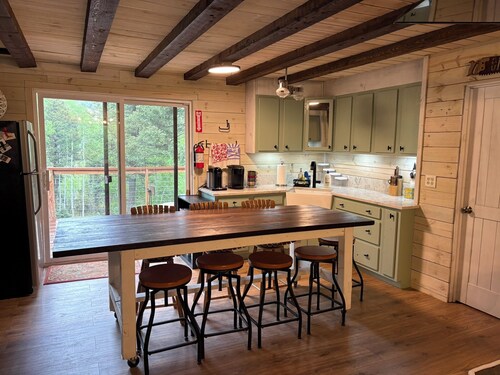 Remodeled Cabin Chic 2BR, Solar in Taos Canyon — unplug, unwind, and enjoy.