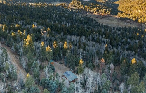 Remodeled Cabin Chic 2BR, Solar in Taos Canyon — unplug, unwind, and enjoy.