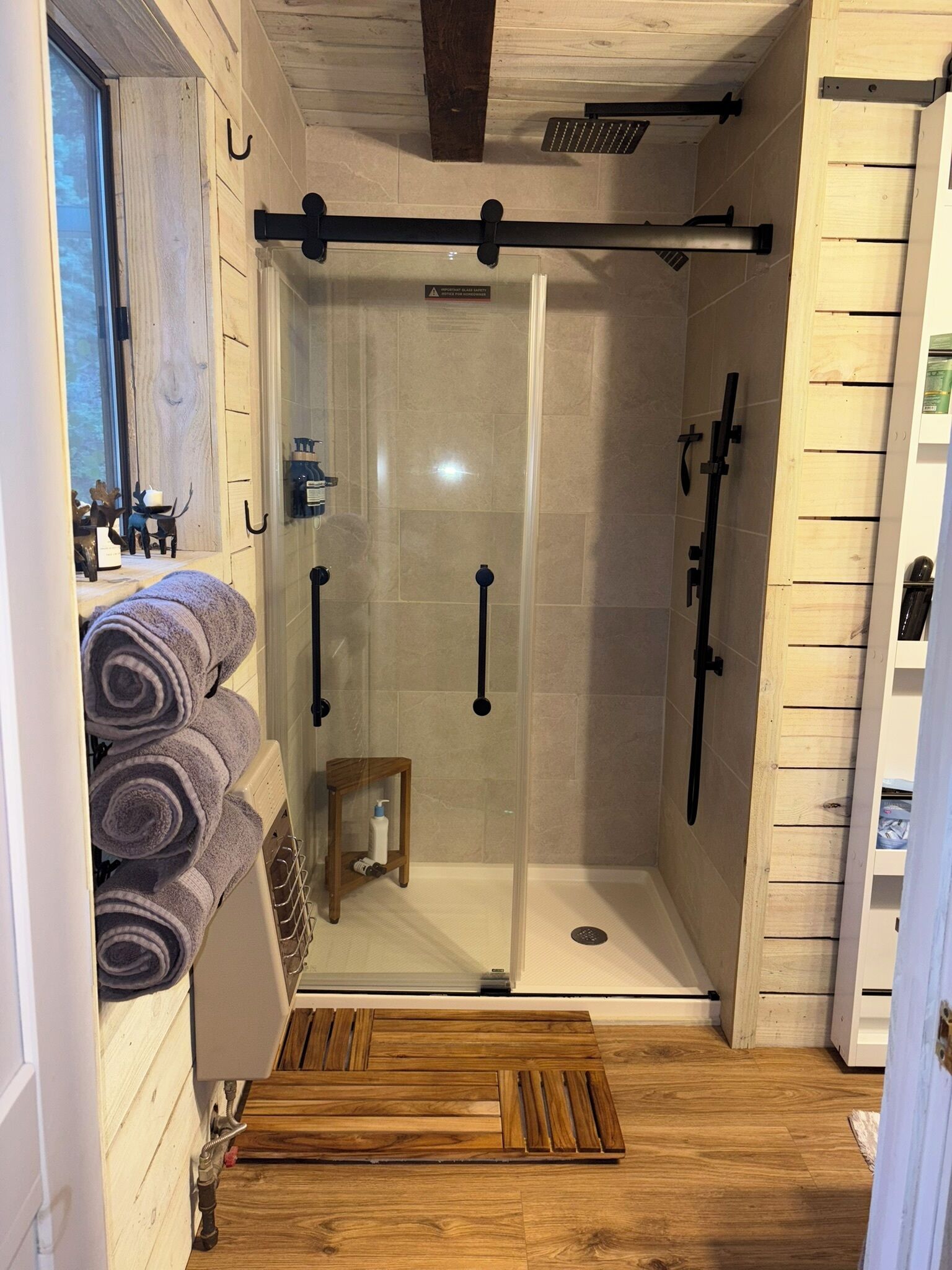 Regadera, secadora de cabello, bidet, toallas 