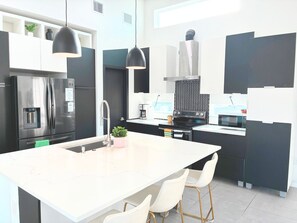 Micro-ondes, four, plaque de cuisson, lave-vaisselle