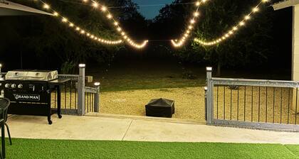 Spacious Custom Modern 4-bedroom 4-baths house with BBQ in charming Converse