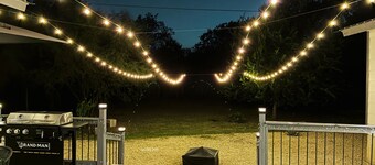 Spacious Custom Modern 4-bedroom 4-baths house with BBQ in charming Converse