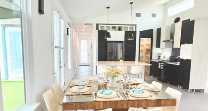 Spacious Custom Modern 4-bedroom 4-baths house with BBQ in charming Converse