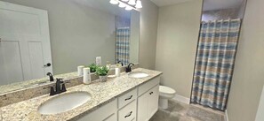 Shower, hair dryer, towels, soap - #26 The Springtime Bliss home (Citrus Springs)