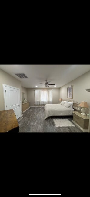 3 habitaciones, tabla de planchar con plancha, wifi y ropa de cama 
