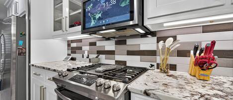 Een koelkast, een microgolfoven, een oven, een kookplaat