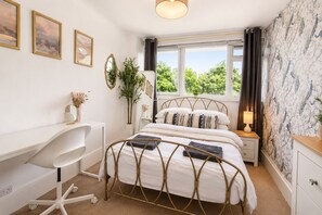 4 slaapkamers, een strijkplank/strijkijzer, reisbedje, gratis wifi