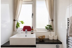 Een haardroger, handdoeken, zeep, shampoo