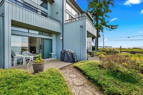 Jacob's Landing - front walk out condo with stuning bay views.