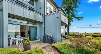 Jacob's Landing - front walk out condo with stuning bay views.