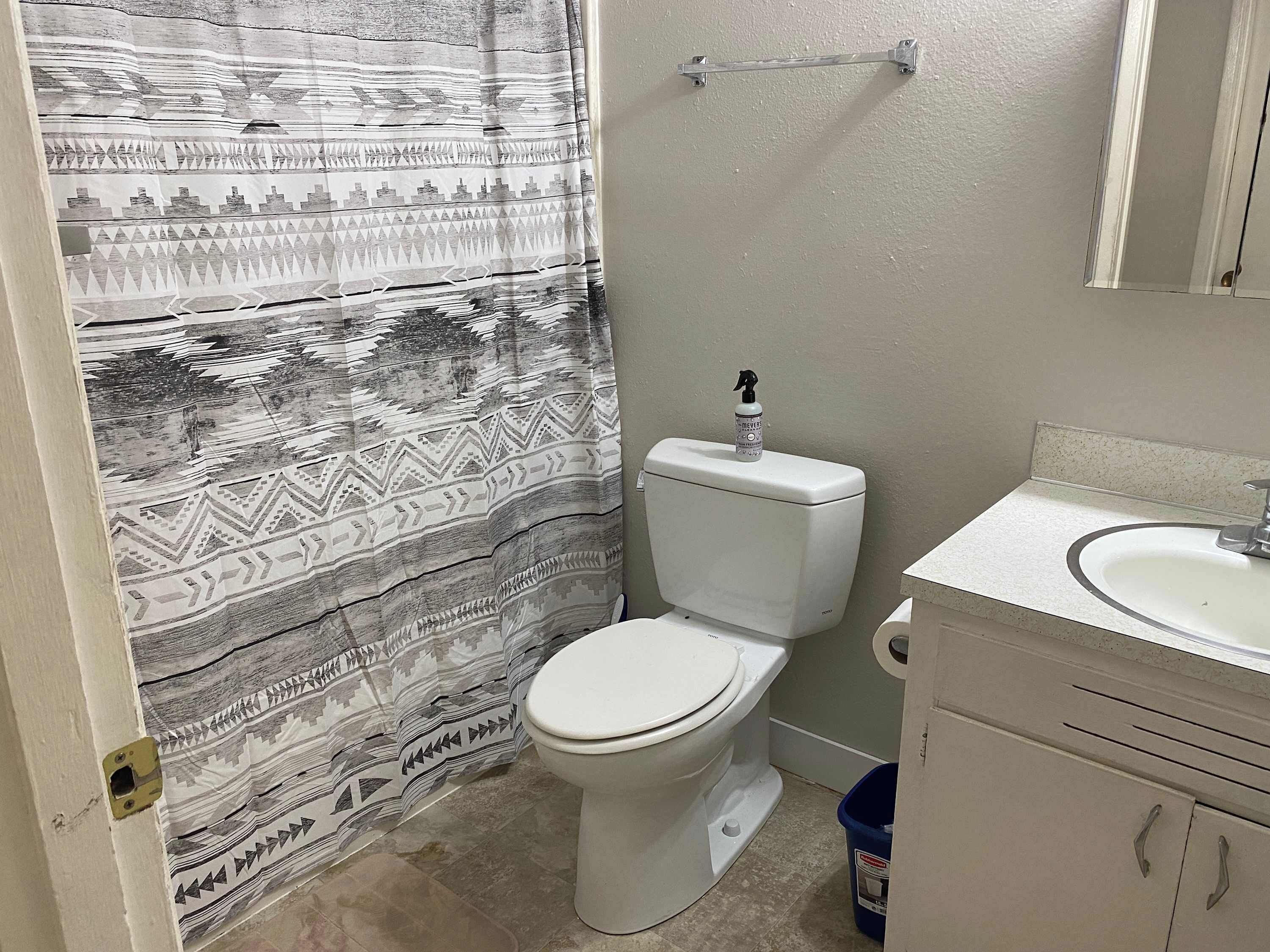 シャワー、ヘアドライヤー、タオル