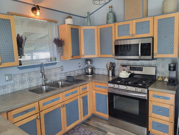 Kylskåp, mikrovågsugn, ugn och spishäll