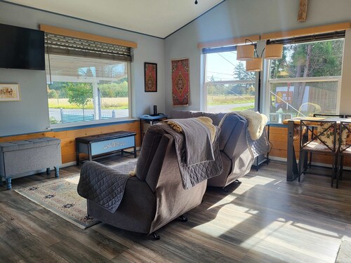 Cute Cottage with fully fenced yard, covered back patio with firepit.