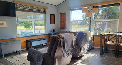 Cute Cottage with fully fenced yard, covered back patio with firepit.