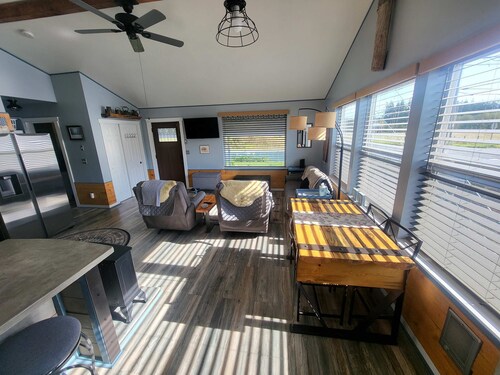 Cute Cottage with fully fenced yard, covered back patio with firepit.