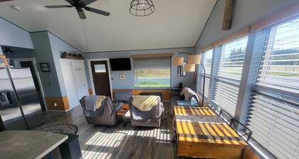 Cute Cottage with fully fenced yard, covered back patio with firepit.