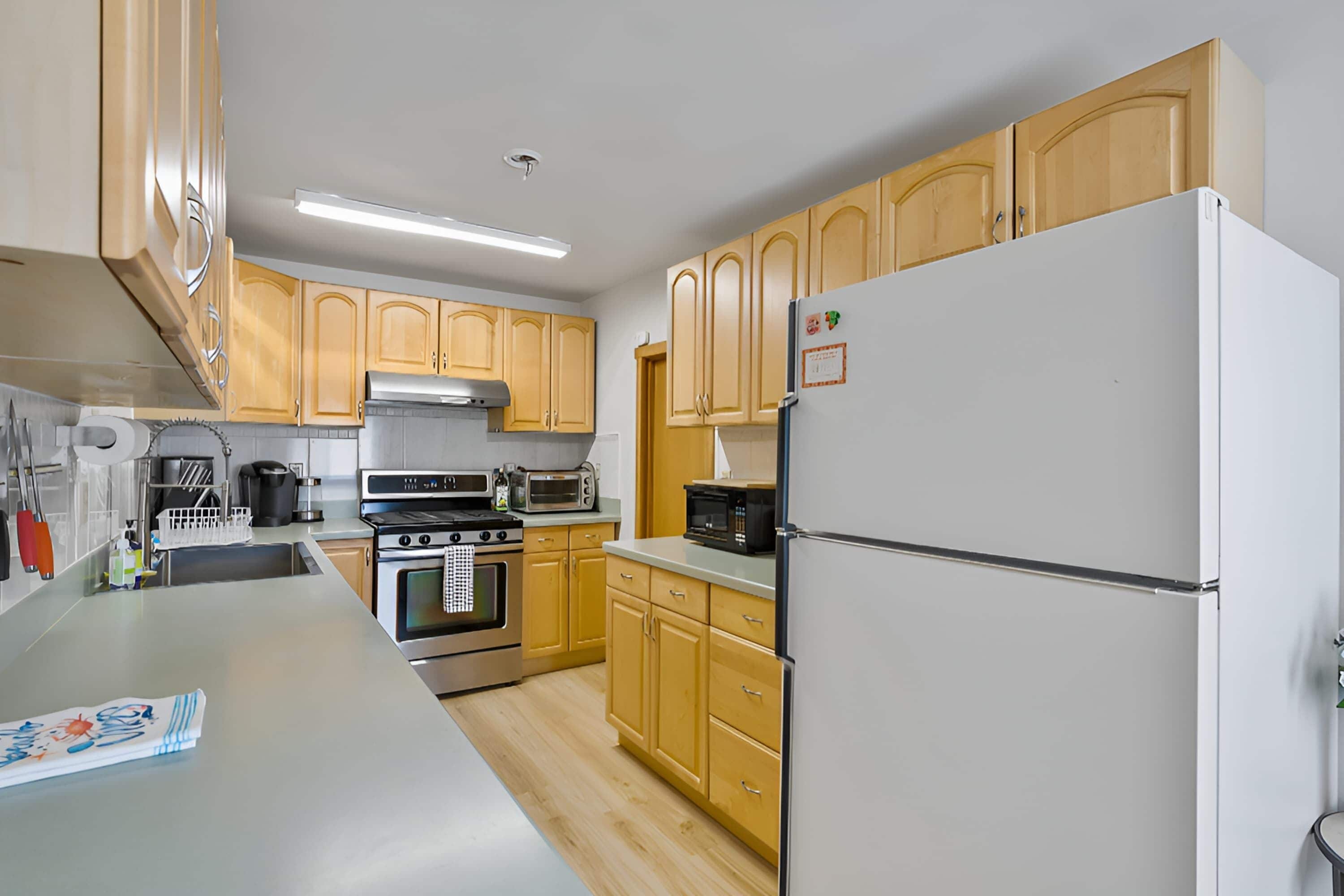 Coffee/tea maker, fridge, microwave, oven