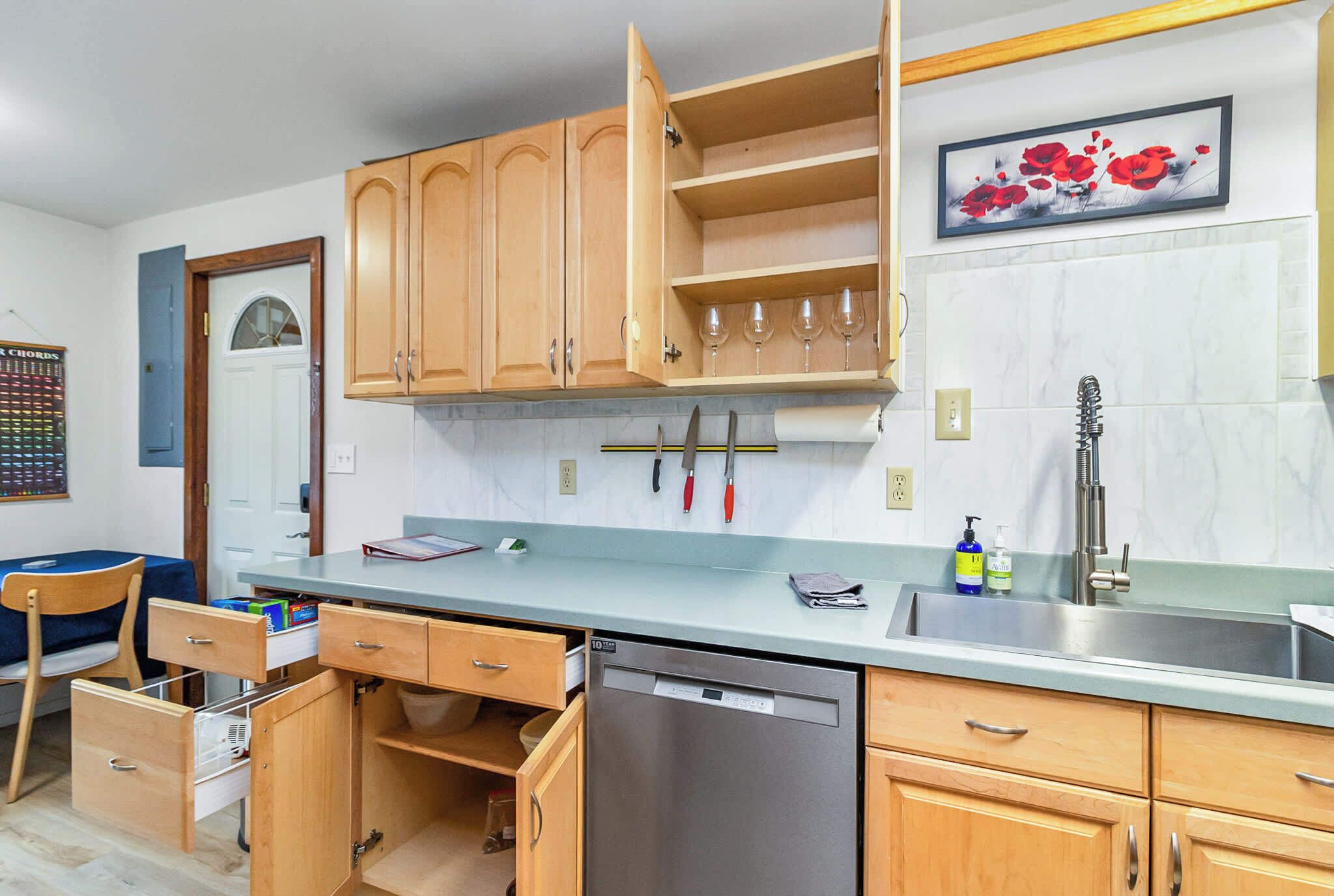 Coffee/tea maker, fridge, microwave, oven