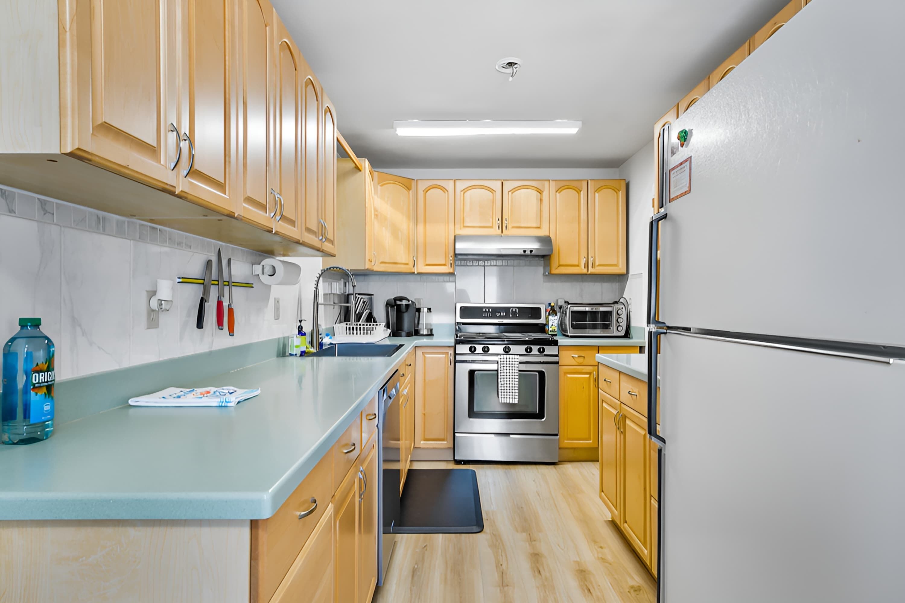 Coffee/tea maker, fridge, microwave, oven
