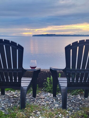 Full Apt with large kitchen across the street from the beach.