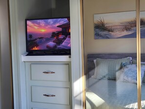 1 habitación, escritorio, tabla de planchar con plancha y cuna de viaje 