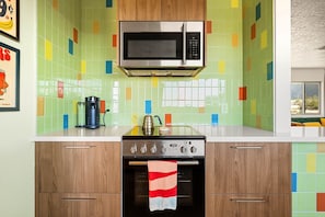 Frigorífico, microondas, horno y placa de cocina