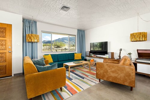 Mid Century Modern House near Joshua Tree NP City and Mountain Views Pool Table 