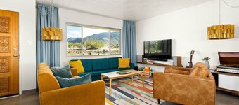 Mid Century Modern House near Joshua Tree NP City and Mountain Views Pool Table 