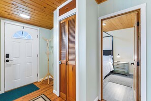 3 bedrooms, desk, iron/ironing board, WiFi