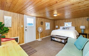 3 bedrooms, desk, iron/ironing board, WiFi