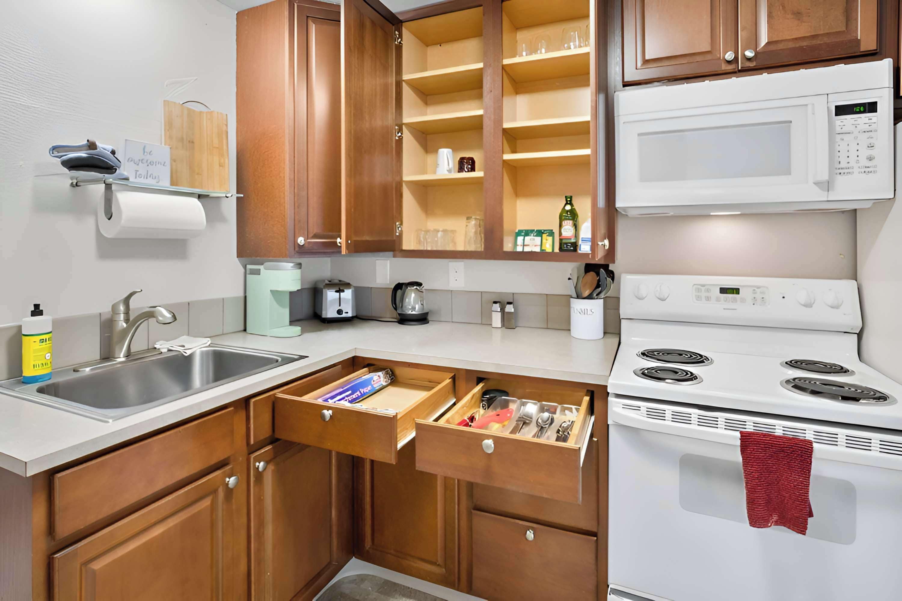 Kylskåp, mikrovågsugn, ugn och spishäll