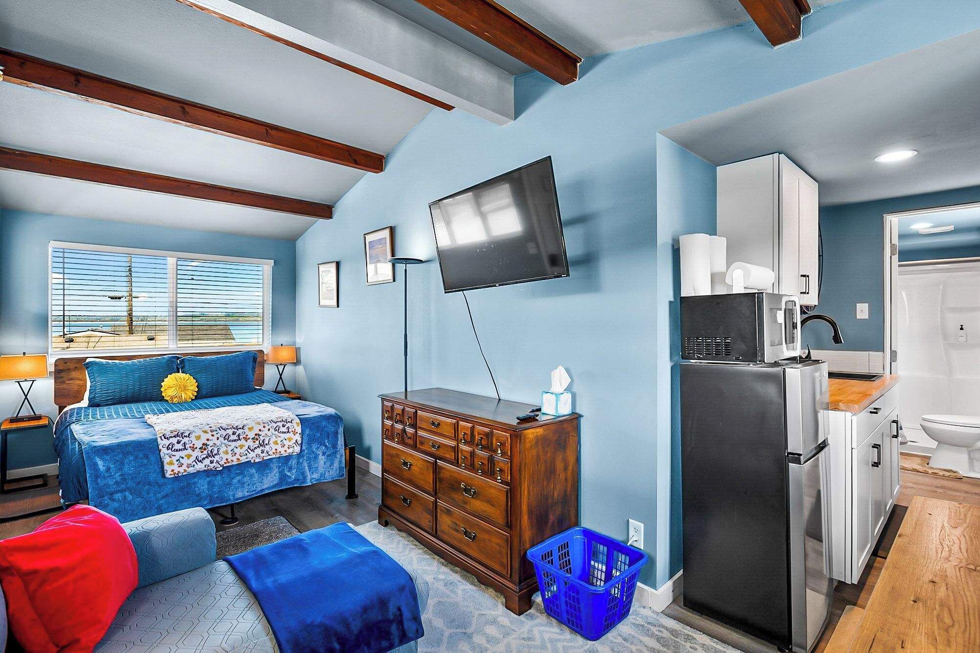 Iron/ironing board, travel crib, WiFi, bed sheets