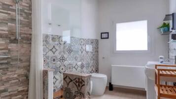 Asciugacapelli, asciugamani, sapone, carta igienica