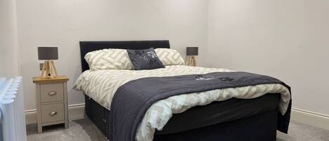 2 habitaciones, tabla de planchar con plancha, internet y ropa de cama