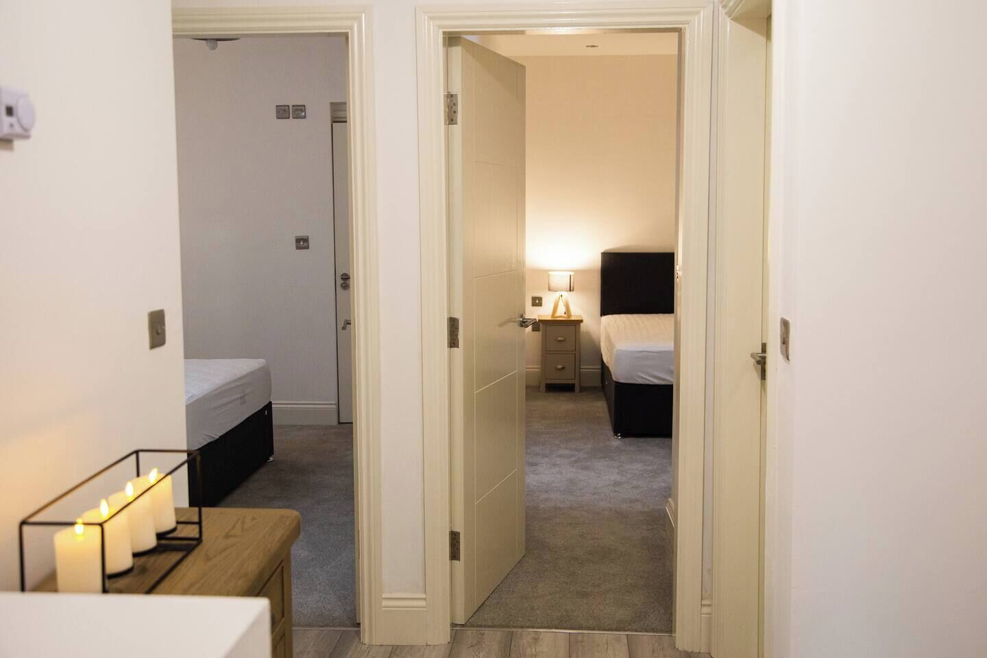 2 quartos, ferros/tábuas de passar roupa, acesso à internet