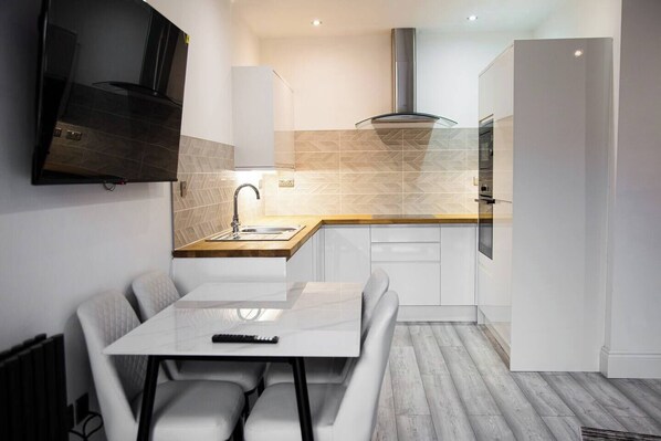 Microwave, oven, stovetop, dishwasher - Charming 2-bedroom corporate apartment in Kingston upon Hull (Kingston upon Hull)